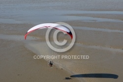 Ulm paramoteur volant à basse altitude au dessus de la plage Ulm paramoteur volant à basse altitude au dessus de la plage